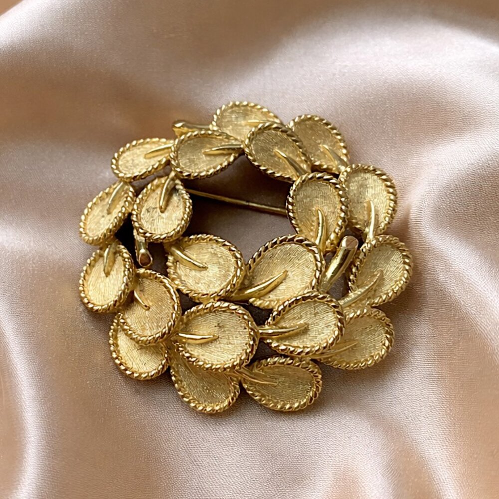 Estate Vintage Signed Crown Trifari Gold Wreath Leaf Brooch Pin 1950s Excellent